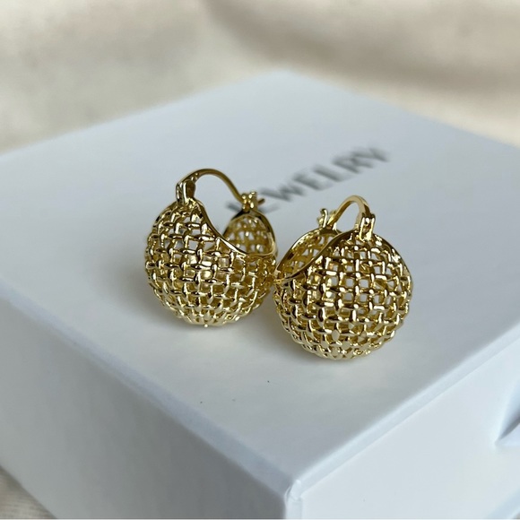 LAST 1🔥 Basketweave Huggie Earrings | 14K Gold Plated | Dainty Waterproof Jewelr - Picture 8 of 13